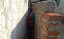 Terjadi Lagi Halaman Rumah di Tembok Tetangganya, Setiap Keluar Harus Loncat Tembok